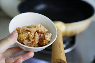 锅里加油，将肉末下锅煸炒松散出味。