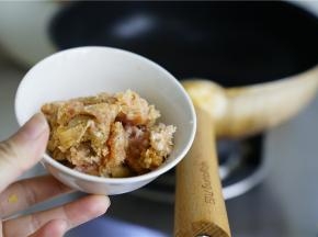 锅里加油，将肉末下锅煸炒松散出味。