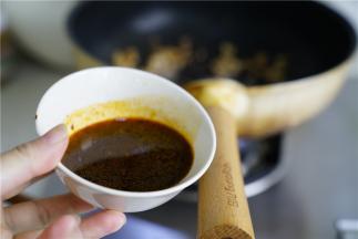 然后加入蚝油，生抽，料酒，白糖调味，煮至酱汁浓香，再出锅备用