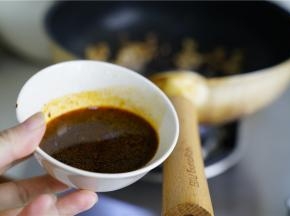然后加入蚝油，生抽，料酒，白糖调味，煮至酱汁浓香，再出锅备用