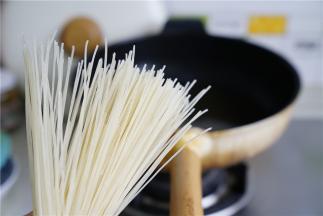 另起锅，加水煮开，再下米粉。