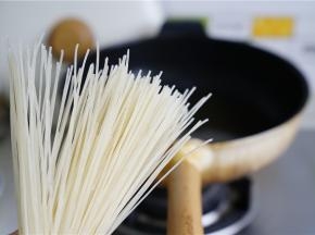 另起锅，加水煮开，再下米粉。