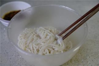 将米粉煮至熟透之后，控水出锅。