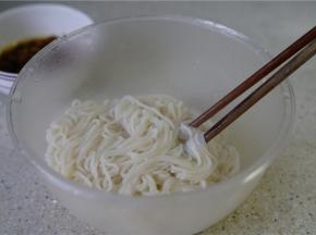 将米粉煮至熟透之后，控水出锅。