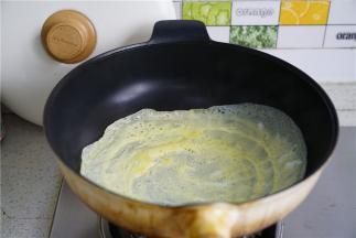 然后再煎一份蛋皮，切丝与拌好的米粉配在一起就可以。