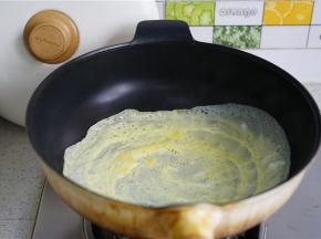 然后再煎一份蛋皮，切丝与拌好的米粉配在一起就可以。