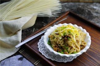 这样子一份肉末蛋丝拌米粉就完成啦。