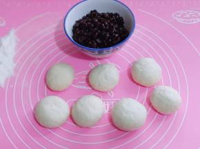 发酵好的面团取出揉圆排气，分成7个小面团。