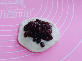 取一个面团，用擀面杖擀圆，不用擀太薄！放上红豆馅，包包子手法包起来，捏紧。