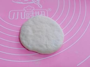 再用手掌心轻轻按压至圆饼即可！