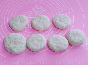 依次做完，沾上白芝麻不喜欢的不放也可以。