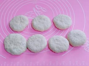 依次做完，沾上白芝麻不喜欢的不放也可以。