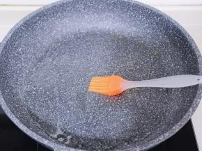 平底锅中刷上少许食用油！