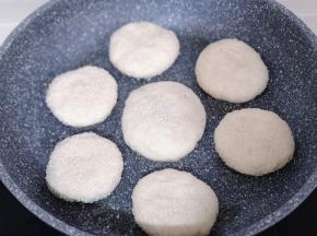 将包好的馅饼胚放入锅中，并间隔距离！