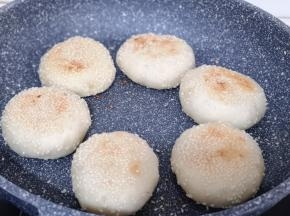 小火烙制，记得时不时的需要翻面呦～