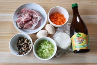 准备好食材，香菇提前浸泡开，和胡萝卜、芹菜分别洗净切小丁，越小越好;