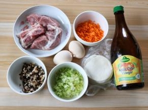 准备好食材，香菇提前浸泡开，和胡萝卜、芹菜分别洗净切小丁，越小越好;