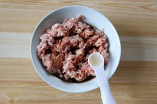 猪肉、生姜洗净后切小块，一起放进料理机里绞成肉糜，再加入苹果醋、生抽、料酒、适量盐顺时针搅打上劲;