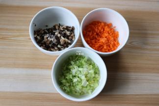 香菇、胡萝卜、芹菜里分别撒少许盐搅拌均匀静置十分钟，待出汁后挤掉汁水;