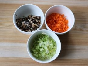 香菇、胡萝卜、芹菜里分别撒少许盐搅拌均匀静置十分钟，待出汁后挤掉汁水;