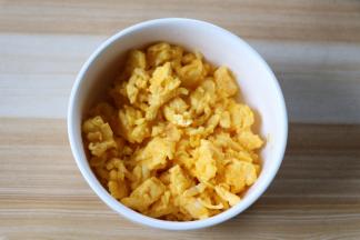 鸡蛋打散后在油锅里炒成蛋米;