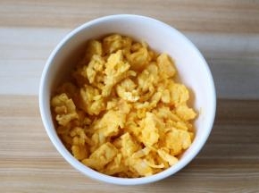 鸡蛋打散后在油锅里炒成蛋米;