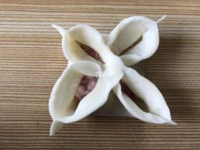 再将相邻的两条边捏合，再把每个花瓣捏个尖角出来，如图;