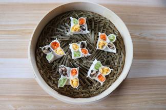 四个花瓣里分别放上香菇、胡萝卜、芹菜、鸡蛋，一一放进蒸笼；