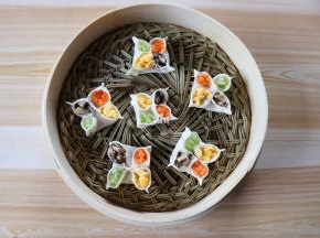 四个花瓣里分别放上香菇、胡萝卜、芹菜、鸡蛋，一一放进蒸笼；