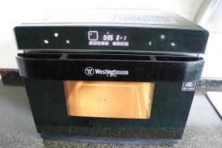 接通电源，启动西屋蒸烤箱，选择菜单中的蒸汽功能，按确定键；