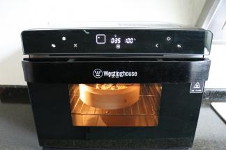 将蒸饺放进蒸烤箱，按确定键后烤箱开始工作；