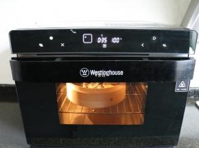 将蒸饺放进蒸烤箱，按确定键后烤箱开始工作；