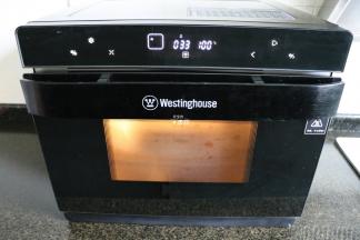 西屋的这款蒸烤箱升温很快，没过一会儿蒸汽就很多了。这款蒸烤箱是涡轮增压自调节排汽，在保证食物加热的同时又能排掉多余水分，而且由于上管辅助加热所以顶部无积水，不怕水滴在饺子上影响口感，程序结束后即可关闭电源，取出饺子食用啦；