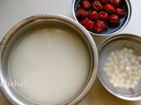 准备要用到的材料，糯米提前用清水浸泡3~4个小时，莲子泡发后去芯，红枣浸泡洗净待用。