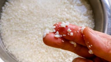 浸泡后的糯米用手指一捻就碎的状态，这种状态的糯米就是泡好了。