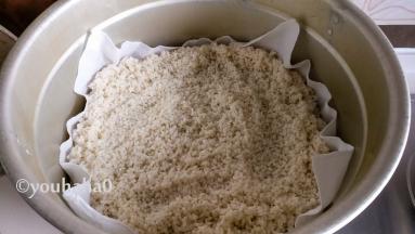 起蒸锅，放足量的清水，篦子上铺笼布，糯米铺在笼布上，开大火蒸，上汽后蒸20~30分钟。