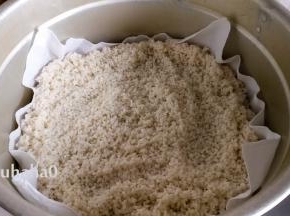 起蒸锅，放足量的清水，篦子上铺笼布，糯米铺在笼布上，开大火蒸，上汽后蒸20~30分钟。