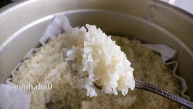蒸好的糯米饭口感软糯、软硬适中，放凉待用。