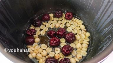 红枣、莲子用电饭煲蒸熟，红枣放凉待用。