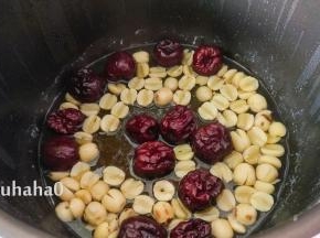 红枣、莲子用电饭煲蒸熟，红枣放凉待用。