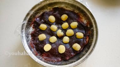 在糯米饭上铺一层红豆沙，压实，摆上蒸熟的莲子。