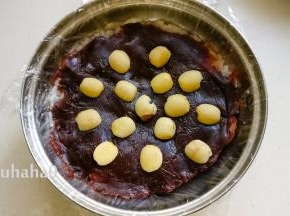 在糯米饭上铺一层红豆沙，压实，摆上蒸熟的莲子。