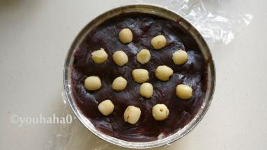 糯米饭上铺一层红豆沙，摆上莲子