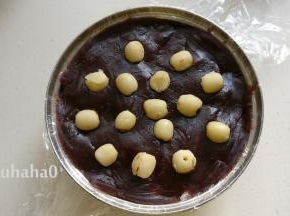 糯米饭上铺一层红豆沙，摆上莲子