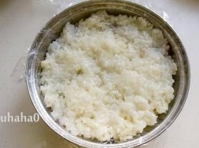 在红豆沙上再铺一层糯米饭