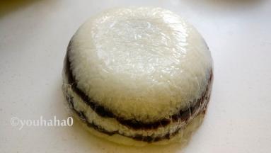 最后铺上一层糯米饭，用保鲜膜包好，倒扣出来就是一个糯米红豆糕。