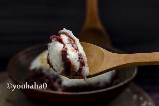 做好的糯米红豆糕，可以放入冰箱冷冷冻或冷藏保存，几天之内就吃掉的，放冰箱冷藏即可，若一次做的多，放冰箱冷冻最合适。小编都是晚上从冰箱取出化冻，第二天早晨回锅热透了就可以吃。