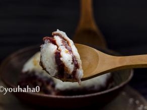 做好的糯米红豆糕，可以放入冰箱冷冷冻或冷藏保存，几天之内就吃掉的，放冰箱冷藏即可，若一次做的多，放冰箱冷冻最合适。小编都是晚上从冰箱取出化冻，第二天早晨回锅热透了就可以吃。