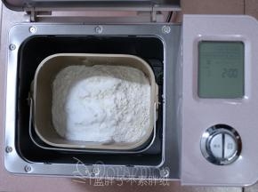 除黄油外，将面团材料所有原材料倒入东菱面包机的面包桶中，注意酵母不要和盐、糖直接接触，启动一个和面程序。