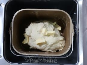 10分钟后，面团能够拉出厚膜，加入软化好的黄油，继续和面程序15分钟。